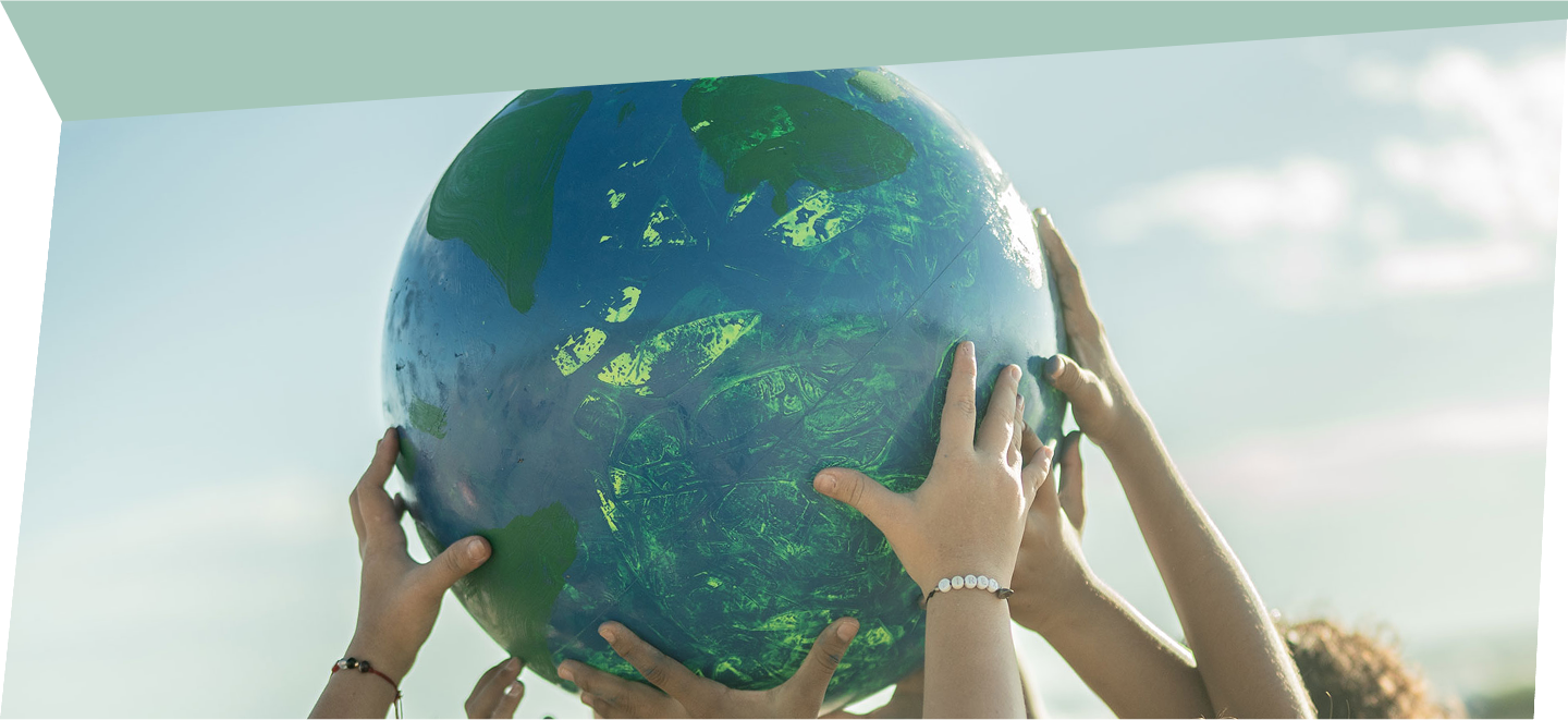 Erdkugel wird hochgehalten